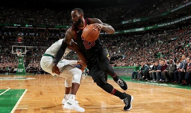  莱切定位球战术奏效，高空轰炸敲开胜利之门  